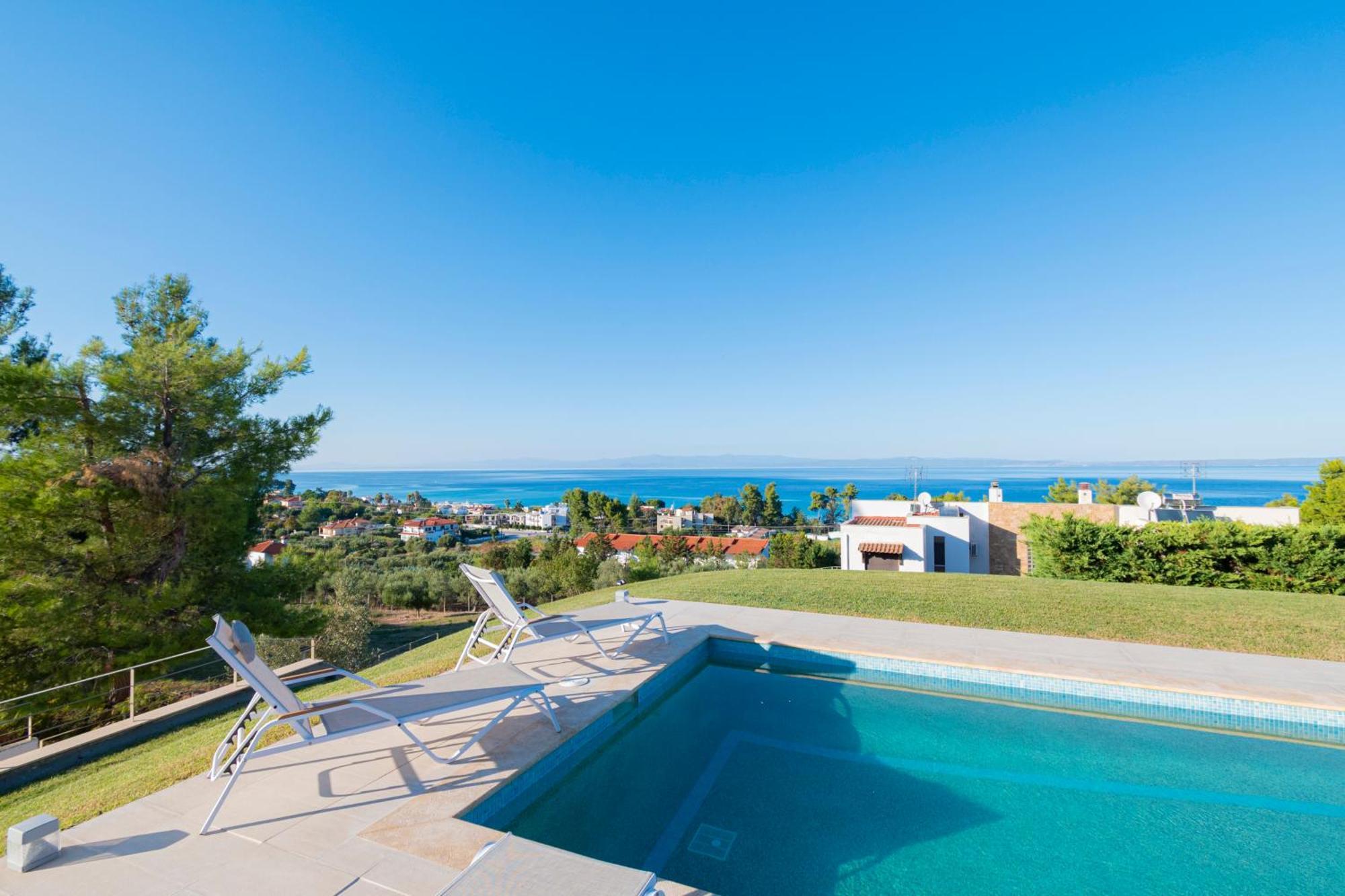 Bellevue With Private Pool